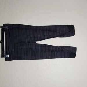 Under Armour Leggings size S Petite cropped 3/4 leggings go by meauments